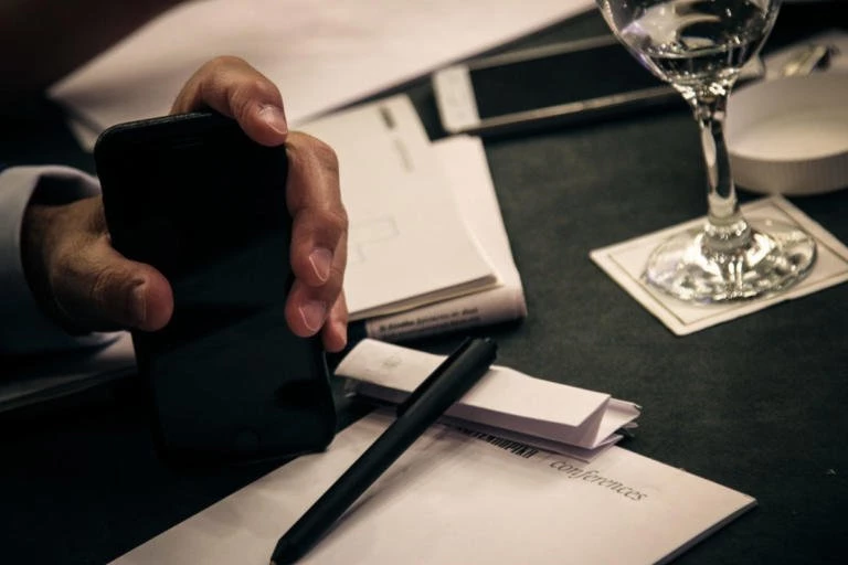 Ανατροπή με φραγή στο κινητό τηλέφωνο – Που μπαίνει το πλαφόν